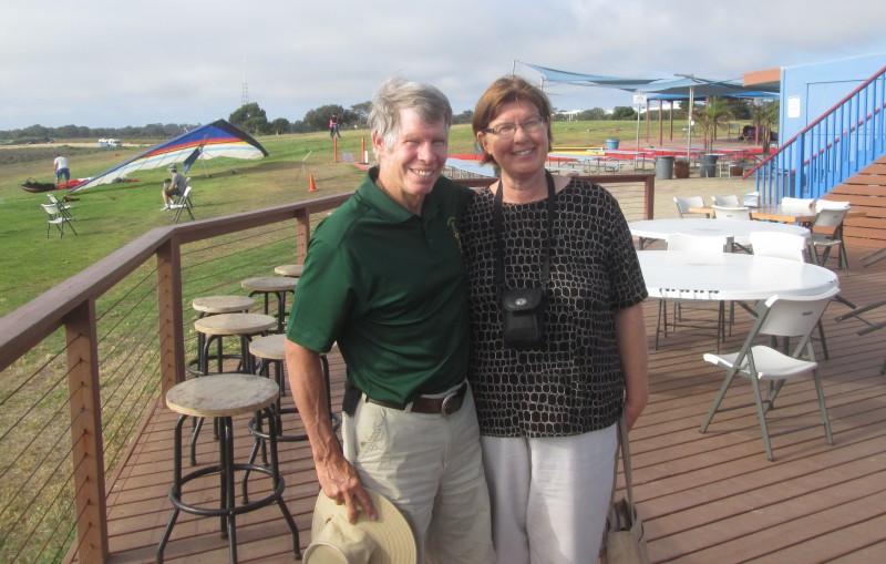 Robin_and_Nancy_at_Torrey_Pines_Gliderport_in_2015.jpg