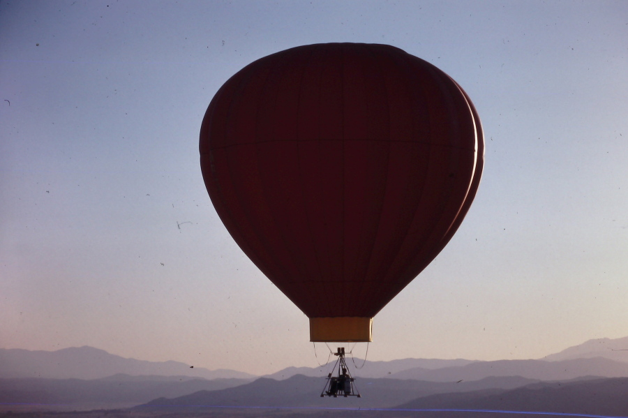 Flying my foot launch balloon 1 - Hangstat.jpg